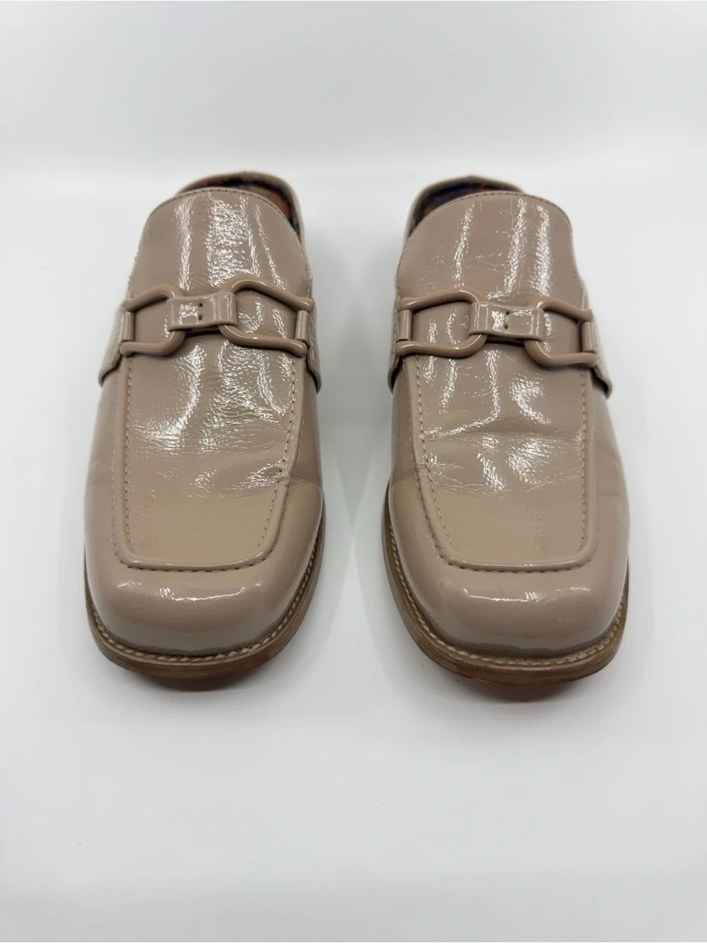 These Korks Laporte patent loafers feature a square toe and a block heel. SZ 10